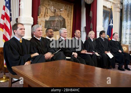 Austin, Texas USA, gennaio 11 2010: I membri della Corte Suprema del Texas siedono nella camera della Camera del Texas durante la cerimonia di giuramento di Eva Guzman, la prima Corte Suprema del Texas di Latina. ©Bob Daemmrich Foto Stock