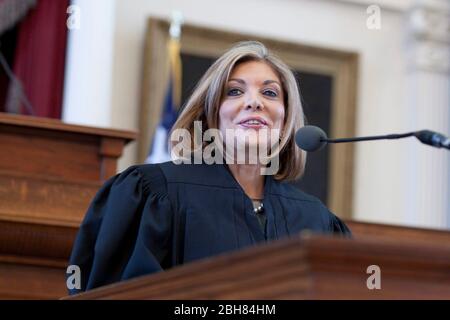 Austin, Texas USA, gennaio 11 2010: Eva Guzman di Houston, la prima giustizia della Corte Suprema Latina Texas, parla al suo giuramento in cerimonia al Campidoglio del Texas. ©Bob Daemmrich Foto Stock