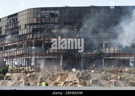 Austin Texas USA, febbraio 18 2010: Il fumo sale dalle macerie dell'edificio degli uffici dopo che Joseph Stack III, un ingegnere software di Austin, ha schiantato il suo aereo privato a motore singolo in un ufficio Internal Revenue Service, uccidendo se stesso e un manager IRS all'interno dell'edificio. Stack, a quanto pare, si è lasciato dietro un manifesto anti-governativo che ha dettagliato i suoi problemi fiscali in corso con l’IRS. ©Marjorie Kamys Cotera/Daemmrich Photography Foto Stock