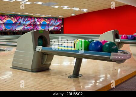 Saint-Maximin, Francia - 22 2007 giugno: Rack di palle colorate in un vicolo Bowling. Foto Stock