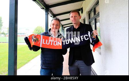 Luton, Regno Unito. 8 maggio 2019. Graeme Jones (a destra), nella foto con il CEO di Luton Town Gary Sweet viene svelato come il nuovo Luton Town Manager durante una conferenza stampa a Kenilworth Road, Luton, Inghilterra, il 8 maggio 2019, lascia il club sotto reciproco consenso il 24 aprile 2020. Foto di Liam Smith. Solo per uso editoriale, licenza richiesta per uso commerciale. Nessun utilizzo nelle scommesse, nei giochi o nelle pubblicazioni di un singolo club/campionato/giocatore." Credito: Prime Media Images/Alamy Live News Foto Stock