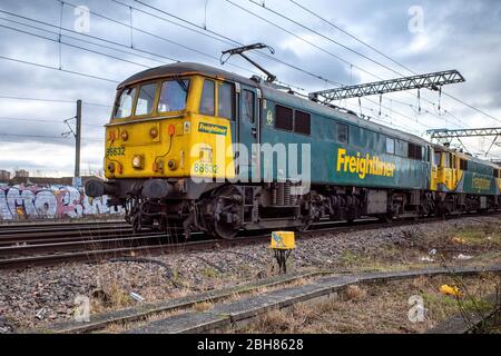 1960 British Rail classe 86 diesel elettrico gestito da Freightliner in tandem con una seconda locomotiva a Camden Road nel nord di Londra Foto Stock