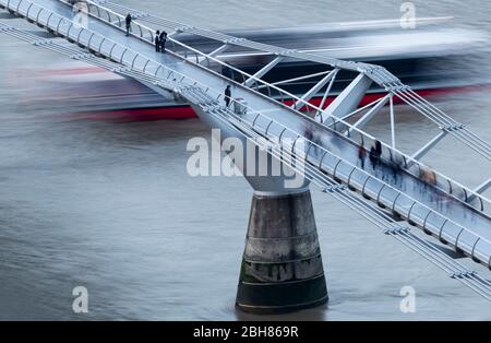 Lunga esposizione di una barca che passa sotto il Millennium Bridge visto dal livello di osservazione del Blavatnik Building, Tate Modern, Londra Foto Stock