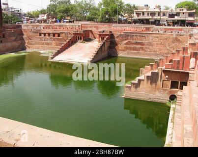 Tradizionale Step Well o Baori o kund per scopi di balneazione da parte della regina. Questi sono trovati comunemente in Rajasthan ed altre parti dell'India Foto Stock