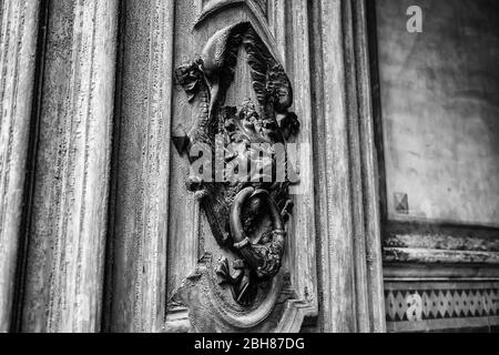 Porta medievale in legno, decorazioni e dettagli di protezione, arte del legno Foto Stock