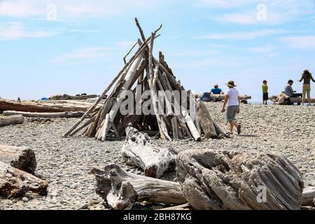 Teepee di legno a Ruby Beach, Forks, Olympic National Park, Washington, Stati Uniti d'America Foto Stock