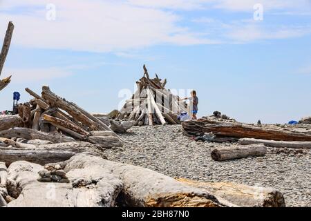 Teepee di legno a Ruby Beach, Forks, Olympic National Park, Washington, Stati Uniti d'America Foto Stock