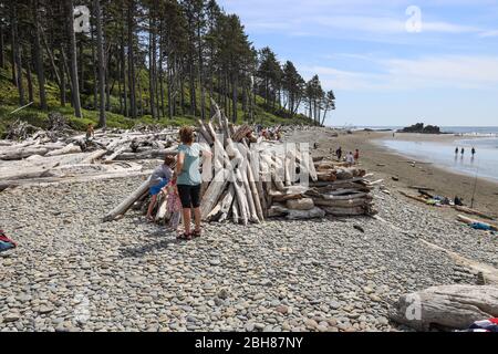 Teepee di legno a Ruby Beach, Forks, Olympic National Park, Washington, Stati Uniti d'America Foto Stock