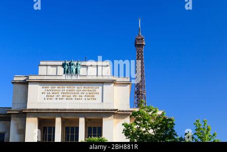 Uno degli edifici principali del Palais de Chaillot con la cima della Torre Eiffel sullo sfondo, Parigi Foto Stock