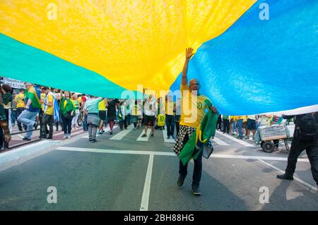 San Paolo, SP, Brasile, 2018/10/21, dimostrativo pro candidato presidenziale Jair Bolsonaro su Paulista Avenue - manifestanti partotici godere la passeggiata Foto Stock