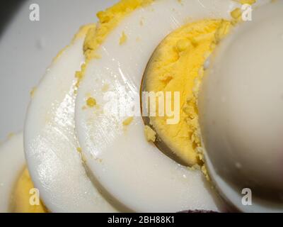 Uova sode a fette su un'insalata estiva Foto Stock