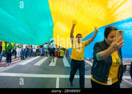 San Paolo, SP, Brasile, 2018/10/21, dimostrativo pro candidato presidenziale Jair Bolsonaro su Paulista Avenue - manifestanti partotici godere la passeggiata Foto Stock