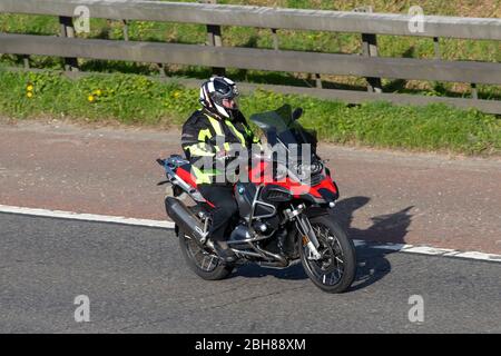 BMW R1200GS Red pilota moto; due ruote di trasporto, moto, veicolo, strade, moto, motociclette motociclette motociclistiche su autostrada M6 Chorley, Regno Unito Foto Stock