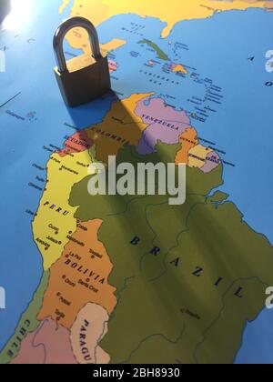 Lockdown coronavirus covid-19 virus lock down viaggio ban concetto lucchetto ombra sul Sud America - Brasile Perù Colombia Bolivia e Venezuela Cile Foto Stock