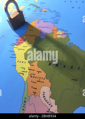Lockdown coronavirus covid-19 virus lock down viaggio ban concetto lucchetto ombra sul Sud America - Brasile Perù Colombia Bolivia e Venezuela Cile Foto Stock