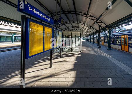 S-Hertogenbosch, 21-03-2020, dutchnews, Corona virus, trasporti pubblici vuoti, stazione ferroviaria quasi vuota a causa del virus corona a Õs-Hertogenbosch Foto Stock