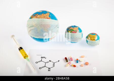 Formula chimica strutturale della molecola di favipiravir (avigan, T-705, favilavir) con pillole. È un farmaco antivirale usato nel trattamento del virus Ebola, A. Foto Stock