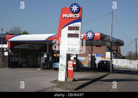 Maypole, Birmingham, West Midlands, Regno Unito. 24 aprile 2020. Una stazione di servizio Murco, definita "la più economica d'Inghilterra", vende benzina senza piombo a soli 95,7 pence al litro. I prezzi bassissimi presso la stazione di servizio di Alcester Road South sono dovuti al calo dei prezzi del petrolio negli Stati Uniti al di sotto dello zero e al calo mensile delle vendite di benzina nel Regno Unito del 18,9%. I clienti hanno fatto la fila per ottenere il carburante dell'affare, poiché il blocco COVID-19 ha colpito duramente i guadagni per molte famiglie. Credito: Interrompi stampa Media/Alamy Live News Foto Stock