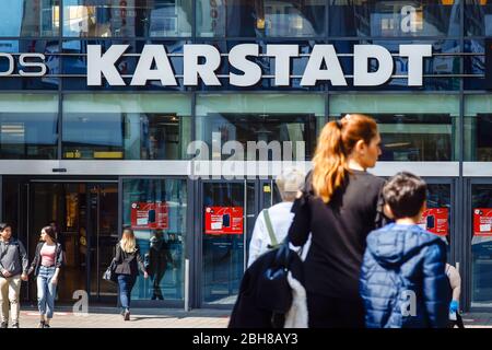 Essen, Ruhr Area, Renania settentrionale-Vestfalia, Germania - Galeria Karstadt Kaufhof negozio nel centro commerciale Limbecker Platz, la vita quotidiana in tempi di t Foto Stock