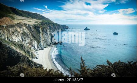 La costa della California lungo l'Oceano Pacifico. Una splendida vista della costa della California lungo la strada statale 1-USA. Scene panoramiche. Foto Stock
