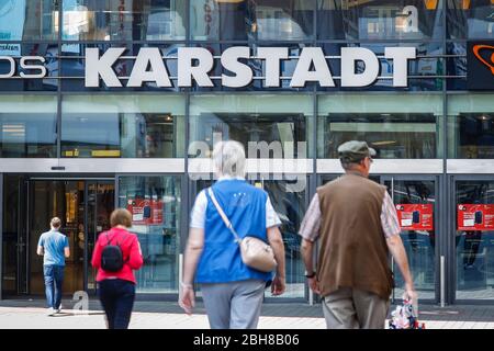 Essen, Ruhr Area, Renania settentrionale-Vestfalia, Germania - Galeria Karstadt Kaufhof negozio nel centro commerciale Limbecker Platz, la vita quotidiana in tempi di t Foto Stock