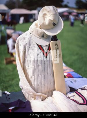 Cricket jumper, battuta e cappellino in stallo al Royal Windsor Horse Show, Windsor, Berkshire, Inghilterra, Regno Unito Foto Stock