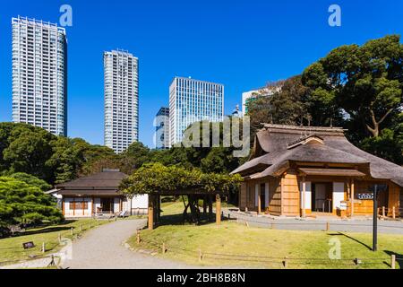 Giappone, Honshu, Tokyo, Hama-rikyu Gardens e la zona di Shiodome Skyline Foto Stock