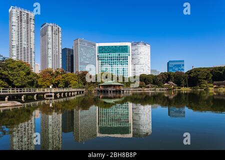 Giappone, Honshu, Tokyo, Hama-rikyu Gardens e la zona di Shiodome Skyline Foto Stock