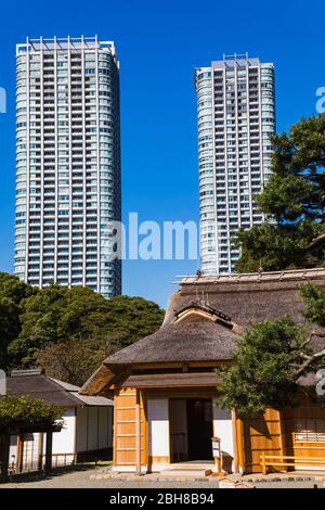 Giappone, Honshu, Tokyo, Hama-rikyu Gardens e la zona di Shiodome Skyline Foto Stock