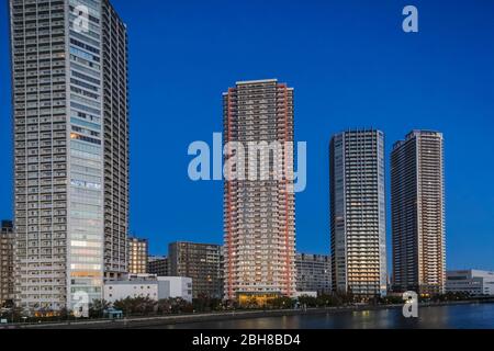 Giappone, Honshu, Tokyo, Toyosu, Shinonome Waterfront alto edificio di appartamenti Foto Stock