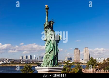 Giappone, Honshu, Tokyo Tokyo città del litorale, Odaiba, la Statua della Libertà e dello skyline di Tokyo Foto Stock