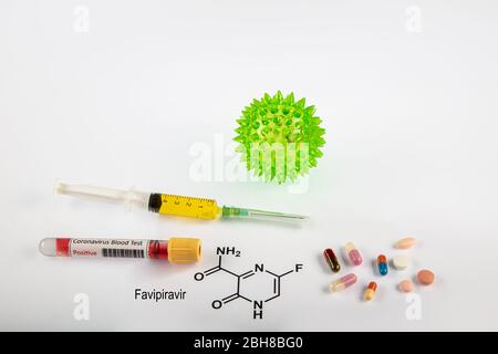 Formula chimica strutturale della molecola di favipiravir (avigan, T-705, favilavir) con pillole. È un farmaco antivirale usato nel trattamento del virus Ebola, A. Foto Stock