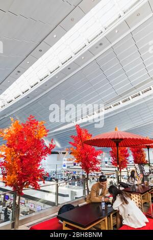 Giappone, Honshu, Tokyo Haneda, Terminal Internazionale, Area di partenza, i passeggeri di relax presso il Cafe Foto Stock