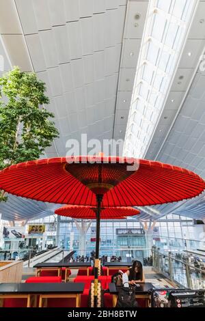 Giappone, Honshu, Tokyo, Aeroporto Haneda, Terminal Internazionale, Area Partenze, passeggeri che si rilassano al Cafe Foto Stock