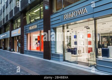 Giappone, Honshu, Tokyo, Marunouchi, Nakadori Street, Rimowa Deposito Bagagli Foto Stock