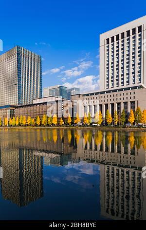 Giappone, Honshu, Tokyo, Marunouchi, Hibiya-dori e Area di Marunouchi Skyline si riflette nel Palazzo Imperiale fossato esterno Foto Stock