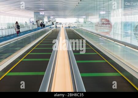 Giappone, Honshu, Tokyo Haneda, Terminal Internazionale, gate di partenza muovendosi Escalator Foto Stock
