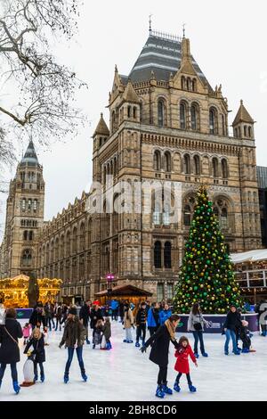 Inghilterra, Londra, South Kensington, il Museo di Storia naturale pista di pattinaggio su ghiaccio, pattinaggio su ghiaccio Foto Stock