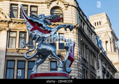 Inghilterra, Londra, Città di Londra, statua del drago marchio Boundry Guardia all'ingresso della città di Londra Foto Stock