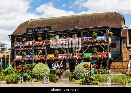 Inghilterra, Londra, Tower Hamlets, St.Katharine Docks, il pub Dickens Inn Foto Stock