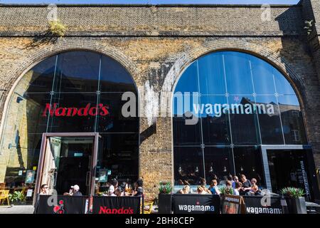 Inghilterra, Londra, Southwark, Londra London Bridge città mercato di Borough, Clink Street, Nando e Wagamama Ristoranti Foto Stock