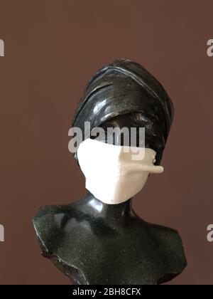 Busto Moe Moebella maschera facciale Covid 19 Corona virus pandemica allegoria / metafora Foto Stock