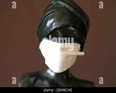 Busto Moe Moebella maschera facciale Covid 19 virus Corona pandemia allegoria / metafora maschera PPE Foto Stock