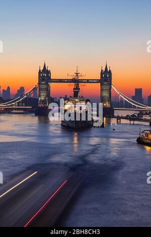 Inghilterra, Londra, il Tower Bridge e il Museo nave HMS Belfast all'alba Foto Stock