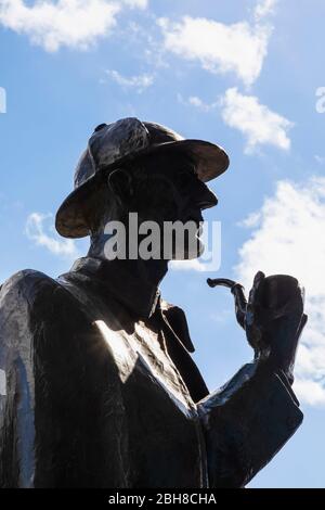 Inghilterra, Londra, Marylebone Road, Statua di Sherlock Holmes dallo scultore Giovanni Doubleday fuori dalla stazione metropolitana Baker Street Foto Stock