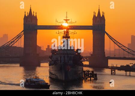 Inghilterra, Londra, il Tower Bridge e il Museo nave HMS Belfast a Sunrise Foto Stock