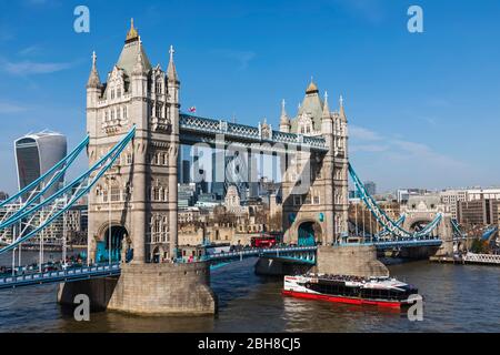 Inghilterra, Londra, il Tower Bridge e la City of London Skyline con fiume tour in barca sul Tamigi Foto Stock