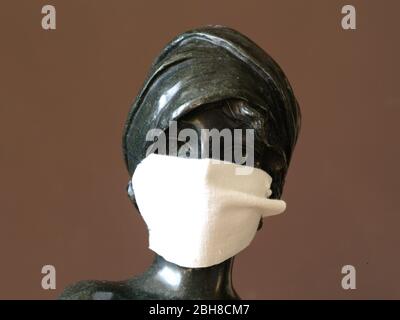 Busto Moe Moebella maschera facciale Covid 19 virus Corona pandemia allegoria / metafora maschera PPE Foto Stock