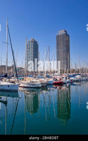 La città di Barcellona, al Porto Olimpico, Artas Hotel e Torre Mapfre Foto Stock