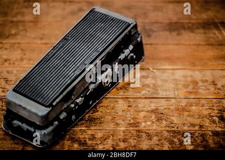 Vintage Wah Pedal su un pavimento di legno duro sporco. Foto Stock